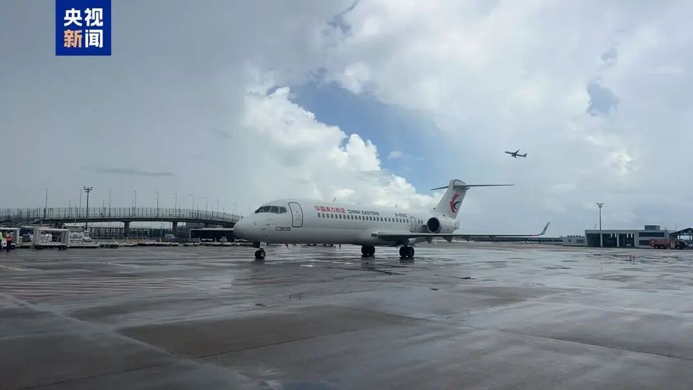 游客将茶卡盐湖铺路盐成袋装走茶卡盐湖是一个著名的旅游景点，游客在这里可以欣赏到美丽的盐湖风光。然而，将茶卡盐湖的铺路盐成袋装带走是不合适的行为。