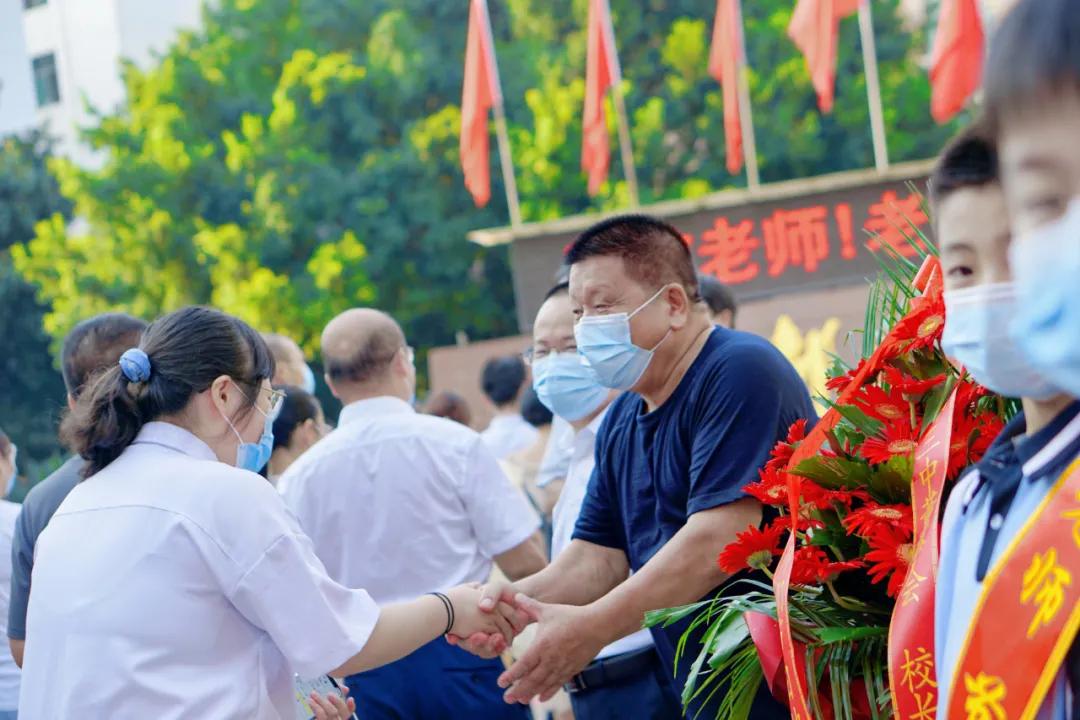 小学校长守校门口拦截教师节礼物小学校长守门口拦截教师节礼物背后的深层意义与思考