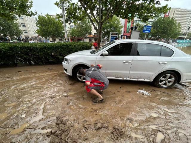 许昌暴雨积水到大腿车被浸泡许昌暴雨引发积水危机，车辆被浸泡街头成河