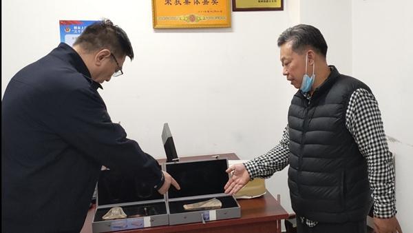 高铁站捡到20万元如果在高铁站捡到20万元，应该尽快与失主取得联系并归还。这是一种道德和法律上的责任，同时也是对自己良心的交代。