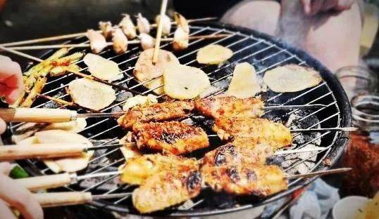 烧烤摊客人半夜吵闹可以报警吗烧烤摊客人半夜吵闹可以报警。