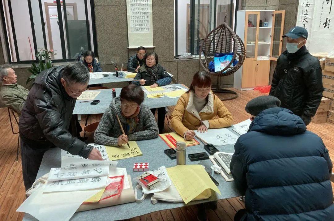 十余名阿姨在路中央练舞路中央的舞蹈盛宴，阿姨们的舞蹈梦照亮城市