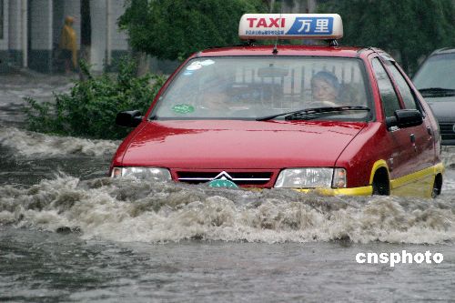 河南许昌破纪录暴雨：行车如行船近日，河南省许昌市遭遇了破纪录的暴雨天气，导致部分地区出现了严重的内涝现象。由于暴雨的持续时间和降雨量均超出了预期，许多道路和地区都遭受了严重的水浸，行车如同行船一样困难。
