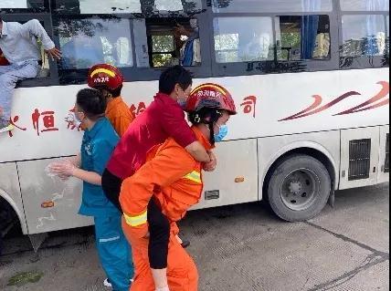 信阳严重车祸信阳发生严重车祸，紧急救援进行中